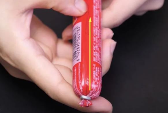 Trên vỏ xúc xích có sẵn chỗ để bóc: Chỉ 1 thao tác nhỏ là lớp vỏ bong ra, không cần dùng kéo