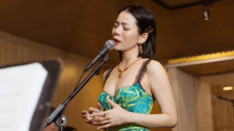 Lệ Quyên khoe khéo vòng một gợi cảm khi tập luyện cho Lệ Quyên love concert 