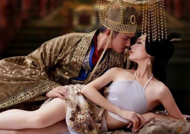 Làm thế nào để tránh "chuyện ấy" với Hoàng đế trong kỳ kinh nguyệt của phi tần? có 4 cách vô cùng thông minh