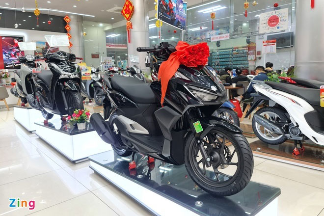 Doanh số giảm, giá xe tay ga vẫn không hạ nhiệt