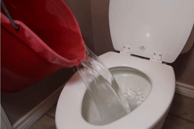 Bồn cầu tắc cứng chỉ cần dùng thứ rẻ bào này chỉ 5 phút là sạch bong, nước chảy trơn chu ngay lập tức