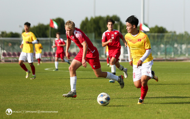 Phung phí cơ hội, U20 Việt Nam để thua tối thiểu trước Dubai City FC