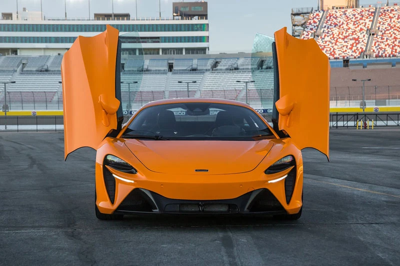 =7. McLaren Artura 2023 (thời gian tăng tốc từ 0-96 km/h: 3 giây).