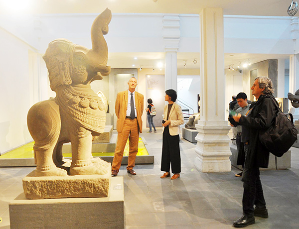 Tổng Lãnh sự Italia tại TP Hồ Chí Minh Enrico Padula (áo vest cam) và Giáo sư Fausto Pugnaloni (áo đen) tham quan tượng Gajasimha – bảo vật quốc gia đang được lưu giữ tại Bảo tàng Điêu khắc Chăm Đà Nẵng