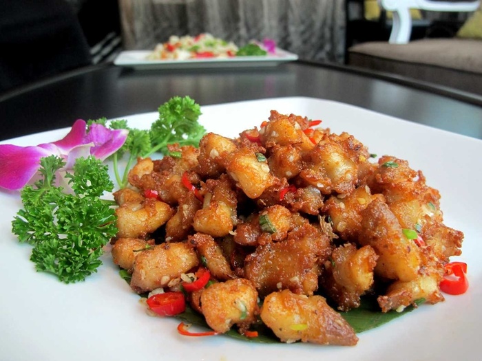 Thực đơn cơm chiều: Sụn gà chiên xóc tỏi ớt, canh cá nấu thì là, rau lang xào tỏi