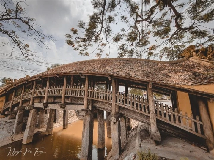 Chiêm ngưỡng cây cầu ngói 500 năm tuổi cổ xưa và đẹp bậc nhất Việt Nam - 1