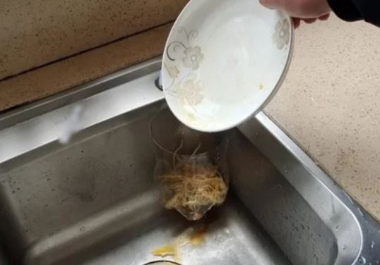 Trên bồn rửa bát nhất định phải có 1 chai nhựa, lý do sẽ khiến bạn vỡ òa