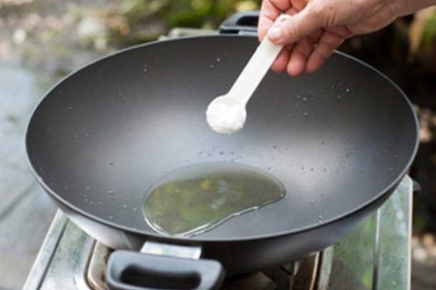 Bỏ thứ này vào chảo rán thịt, cá bạn sẽ thấy điều bất ngờ xảy ra