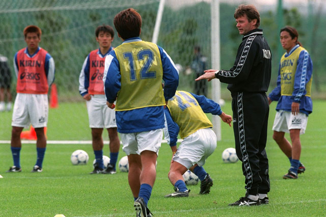 Độc lạ cách HLV Troussier chọn đội trưởng tại ĐT Nhật Bản