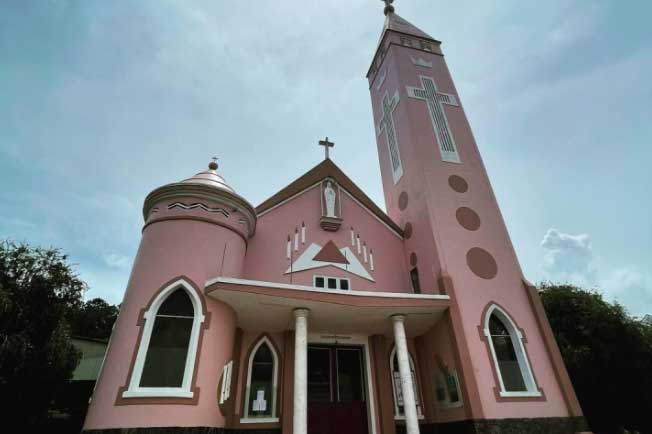 Đến nhà thờ Thánh Mẫu, đắm chìm trong sắc hồng tinh tế và bình yên giữa Đà Lạt
