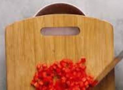 Vì sao trên thớt luôn có một lỗ tròn nhỏ? Bao nhiêu năm nay, giờ tôi mới biết công dụng thực sự của nó