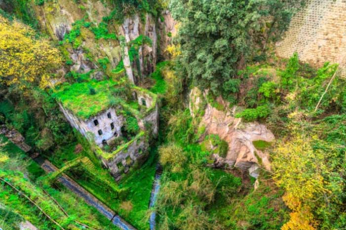 Không gian ma mị bên dưới nhà máy bỏ hoang hệt như cảnh phim viễn tưởng