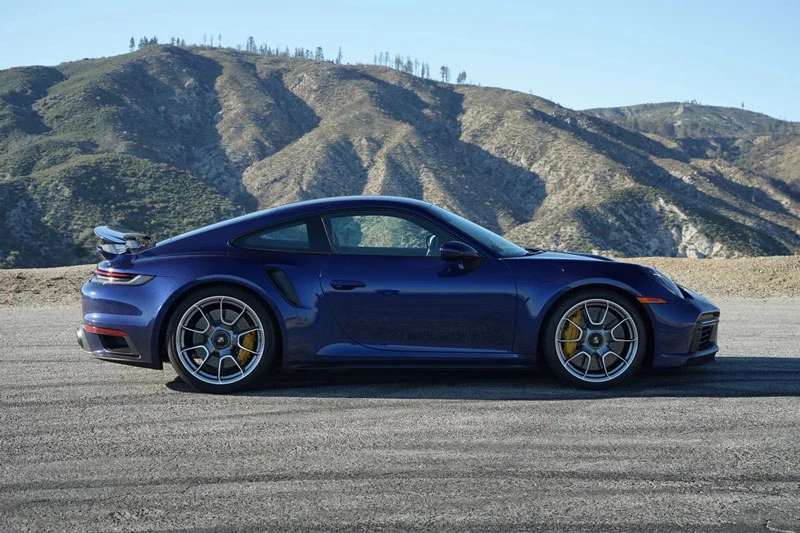 1. Porsche 911 Turbo S 2023 (giá khởi điểm: 216.100 USD).