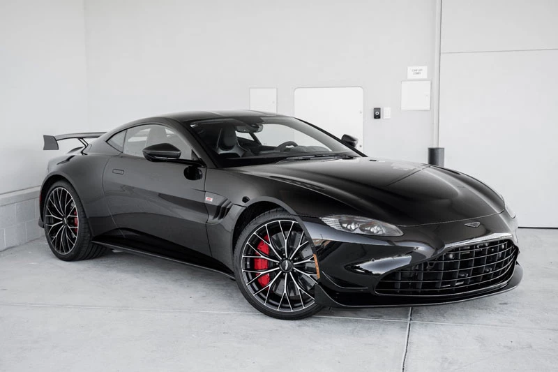 8. Aston Martin Vantage V8 2023 (giá khởi điểm: 146.986 USD).