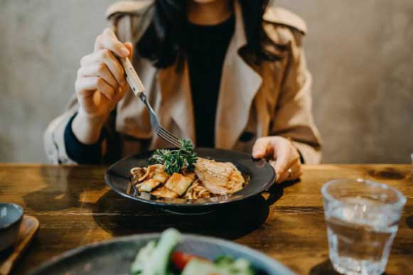 7 cách ăn uống sai lầm khiến bạn già nhanh một cách thầm lặng