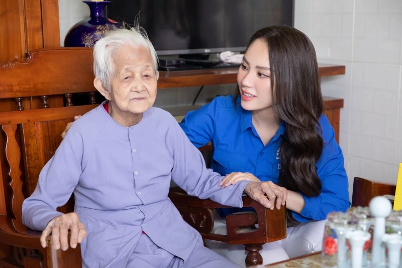 Hoa hậu Mai Phương tới thăm bà mẹ Việt Nam anh hùng