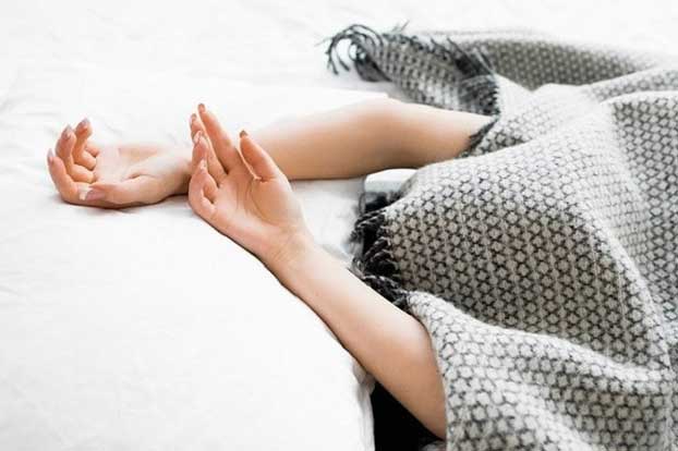 Thói quen khi đi ngủ 99% người trẻ mắc phải này gây ảnh hưởng não bộ thậm chí tử vong, đừng chủ quan