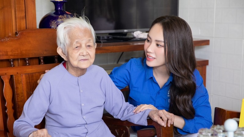 Hoa hậu Mai Phương tri ân các liệt sĩ, thăm hỏi bà mẹ Việt Nam anh hùng