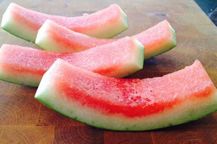 Ăn dưa hấu vứt cùi vào thùng rác là sai: Hãy tận dụng làm món salad, vừa ngon mà giảm cân hiệu quả