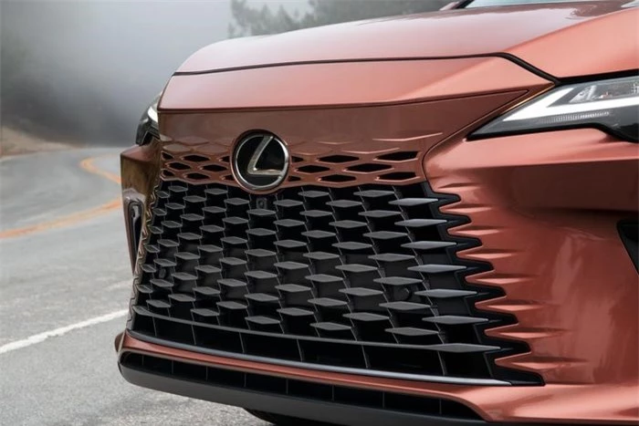 Thiết kế lưới tản nhiệt không viền mới trên Lexus RX 2023.