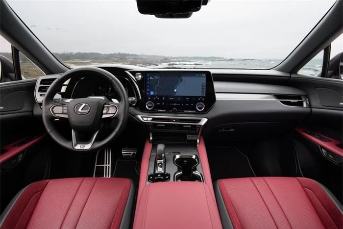 Khoang lái Lexus RX 500h F Performance 2023.