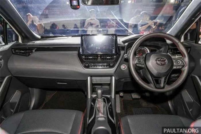 Phần còn lại trong danh sách phụ kiện của GR Sport mới giống với biến thể 1.8V. Điều này có nghĩa là khách hàng sẽ nhận được thanh vịn trên mái, ghế lái chỉnh điện tám hướng và ghế sau có thể ngả ra sau, màn hình cảm ứng 9,0 inch với Android Auto và Apple CarPlay cũng như cửa sập chỉnh điện. Ngoài ra mẫu xe còn có bảy túi khí, Toyota Safety Sense 2.0, màn hình quan sát toàn cảnh 3D và hệ thống viễn thông.