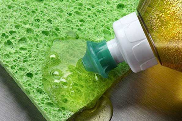 Nước rửa bát cứ đổ ra dùng theo kiểu này khiến chuyên gia cũng phải kinh hãi thốt lên: Sai lầm