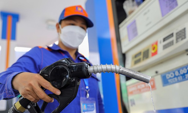 Giá xăng dầu tiếp tục giảm