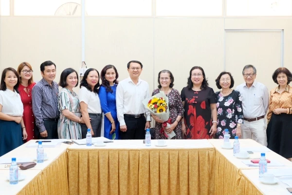 Nhân dịp này, lãnh đạo Sở Thông tin và Truyền thông tặng hoa chúc mừng các lãnh đạo, cán bộ Hội Y học nhân 68 năm Ngày Thầy thuốc Việt Nam.