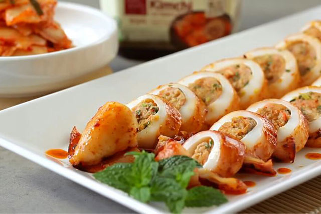 Đổi vị cho cả nhà với món mực nhồi tôm thịt kim chi đậm đà