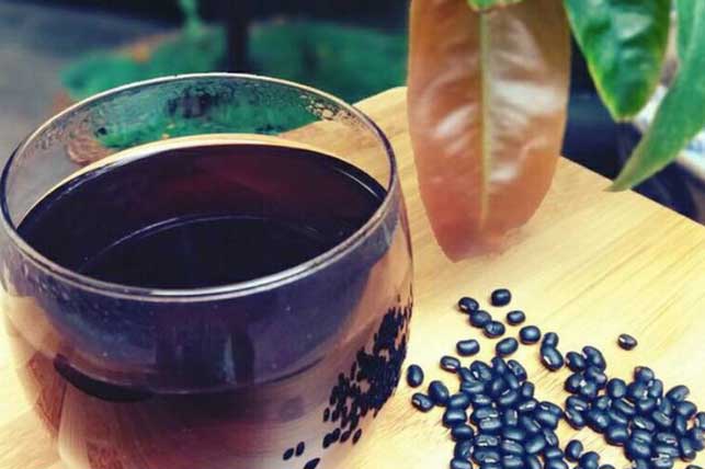 Nước đậu đen không những giúp chống ung thư, ngăn ngừa đột quỵ mà còn làm đẹp da cực hữu hiệu