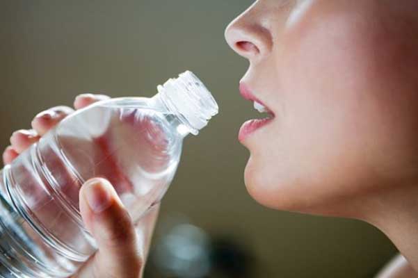 Uống nước theo kiểu này là đang tự tay "phá nát thận" của chính mình, nhiều người vẫn mắc phải mà không biết