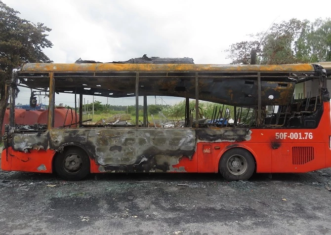 Chiếc xe buýt bị đốt cháy khi đang đậu ở bến.