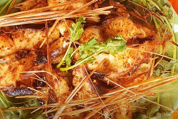 Thực đơn cơm chiều: Canh hạt sen, cá tầm chiên muối sả, gỏi tôm rau cần