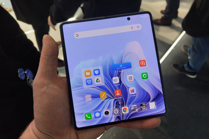 Trên tay smartphone màn hình gập, cấu hình ‘siêu khủng’, giá ‘mềm’