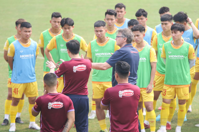 HLV Troussier nổi nóng với học trò trong buổi tập thứ 2 cùng U23 Việt Nam