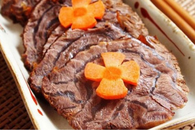 Thực đơn cơm chiều: Bò kho Nghệ An, gỏi xoài tôm khô, canh nấm rơm