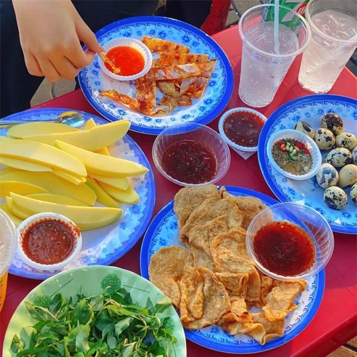 'Quên lối về' với chả cá cuốn rau răm, món ăn vặt đặc sản ở Bình Định - 1