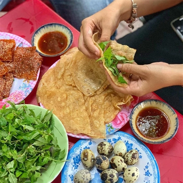 'Quên lối về' với chả cá cuốn rau răm, món ăn vặt đặc sản ở Bình Định - 5