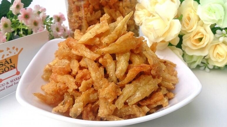 Thực đơn cơm chiều: Cá cơm chiên giòn, nấm đùi gà xào bơ tỏi, canh bắp bò hầm rau củ