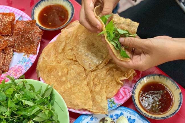 'Quên lối về' với chả cá cuốn rau răm, món ăn vặt đặc sản ở Bình Định