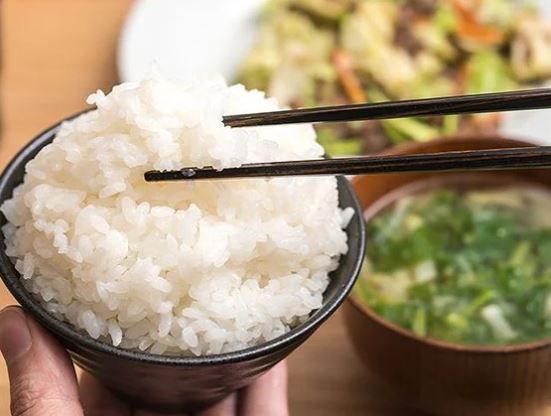 3 thói quen ăn cơm tưởng vô hại nhưng lại gây béo phì, tổn thương dạ dày