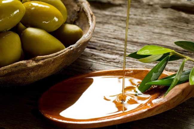 Tóc khô xơ trở nên bóng mượt như bôi dầu nhờ 4 loại "thần dược" có sẵn tại nhà