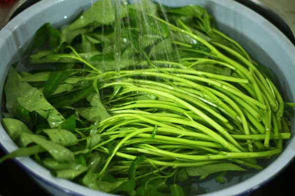 Chỉ rửa rau muống bằng nước lã là dại: Cách chế biến rau muống sai lầm khiến cho cả gia đình rước bệnh