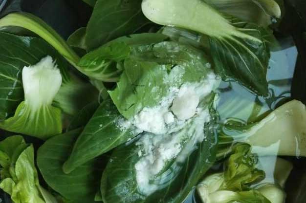 Không phải nước muối, đây mới là những chất tốt nhất để loại bỏ sạch hóa chất trong rau quả