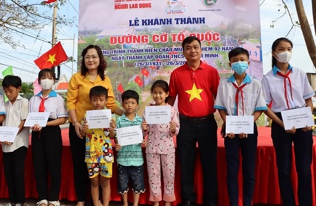 Đại diện Báo Người Lao Động và Lãnh đạo tỉnh Bạc Liêu trao quà cho các em học sinh có hoàn cảnh khó khăn 