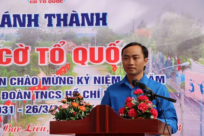 Ông Phạm Tuấn Tài - Bí thư tỉnh đoàn Bạc Liêu phát biểu tại buổi lễ khánh thành Đường cờ Tổ quốc 