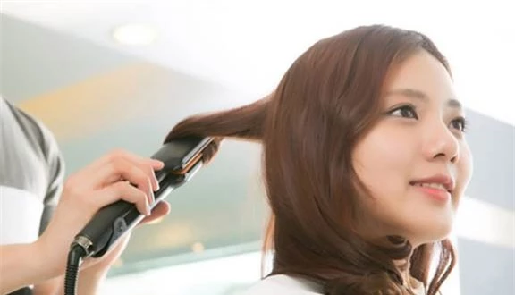 Lý do bạn nên ngừng việc duỗi tóc ngay hôm nay