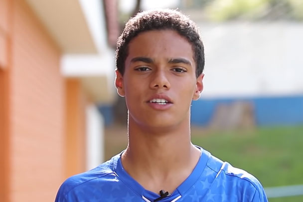 Barcelona ký hợp đồng với con trai của Ronaldinho