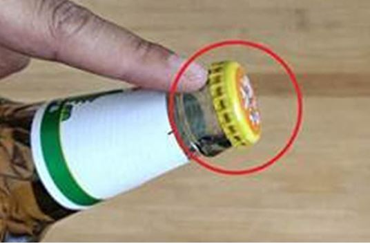 Nắp chai bia có 1 điểm nhỏ, cứ nhắm vào đấy mà bật, chẳng cần dùng dụng cụ phức tạp